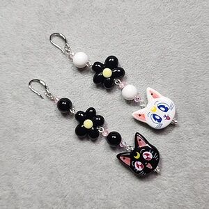 ®️Custom-made®️Handmade Black & White Cats Flower Drop Earrings